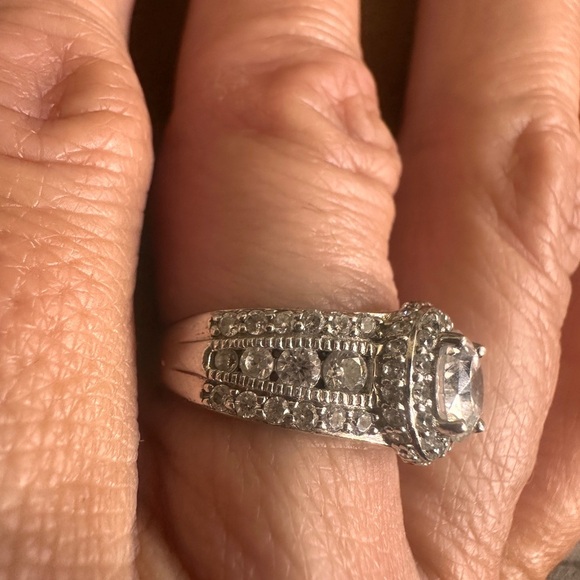 Elegant Silver CZ Woman’s Ring Perfect Travel or Vacation Size 6 Low Setting - Picture 1 of 11